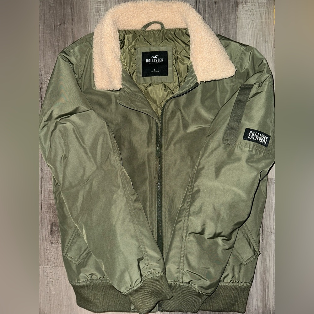 Hollister Olive green coat With beige Sherpa collar